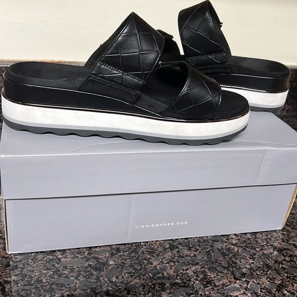 ☀️☀️HOST PICK☀️☀️Vionic Black Sandals with Chunky Sole☀️☀️☀️☀️☀️ - Picture 6 of 13